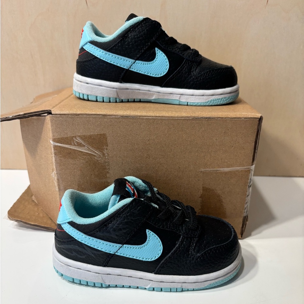 DUNK LOW SE TD 'BARBER SHOP - BLACK'
Size 7C
Like New
Soles need cleaning